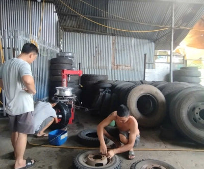 Vá lốp ô tô giá rẻ tràng bom
