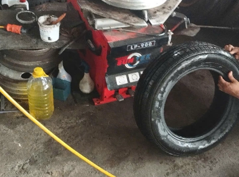 VÁ VỎ XE LƯU ĐỘNG TRẢNG BOM