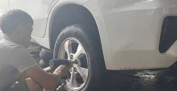 VÁ LỐP XE CON